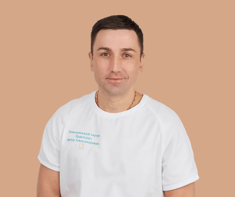Пластический хирург с бюстом